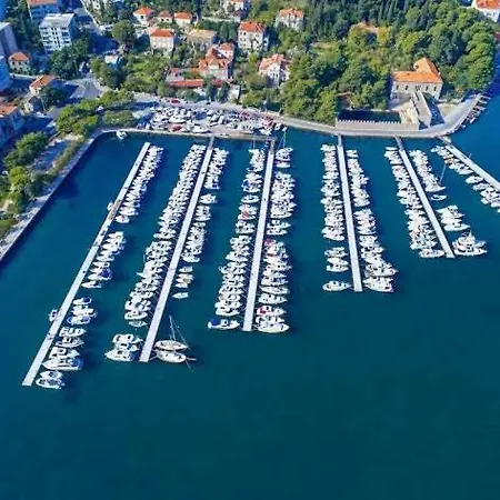 Marina Lapad - 2 Bedroom By The Sea