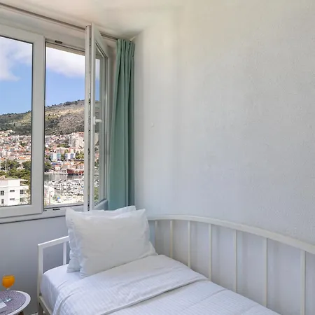 Marina Lapad - 2 Bedroom By The Sea Apartment *