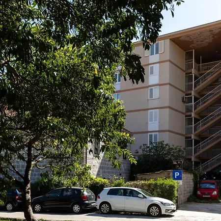 Marina Lapad - 2 Bedroom By The Sea *