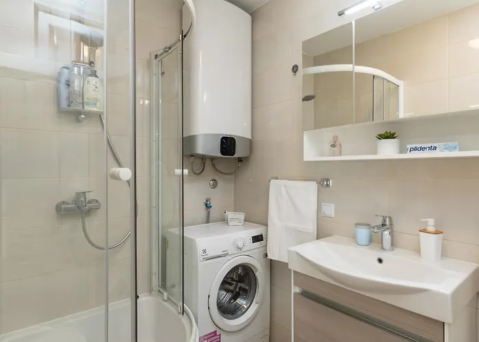 Marina Lapad - 2 Bedroom By The Sea
